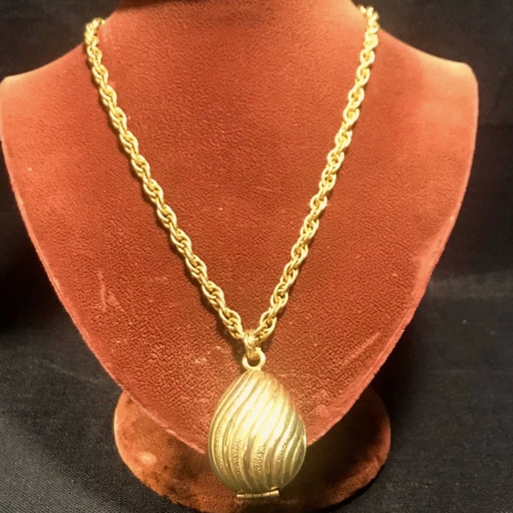 Avon vintage necklace